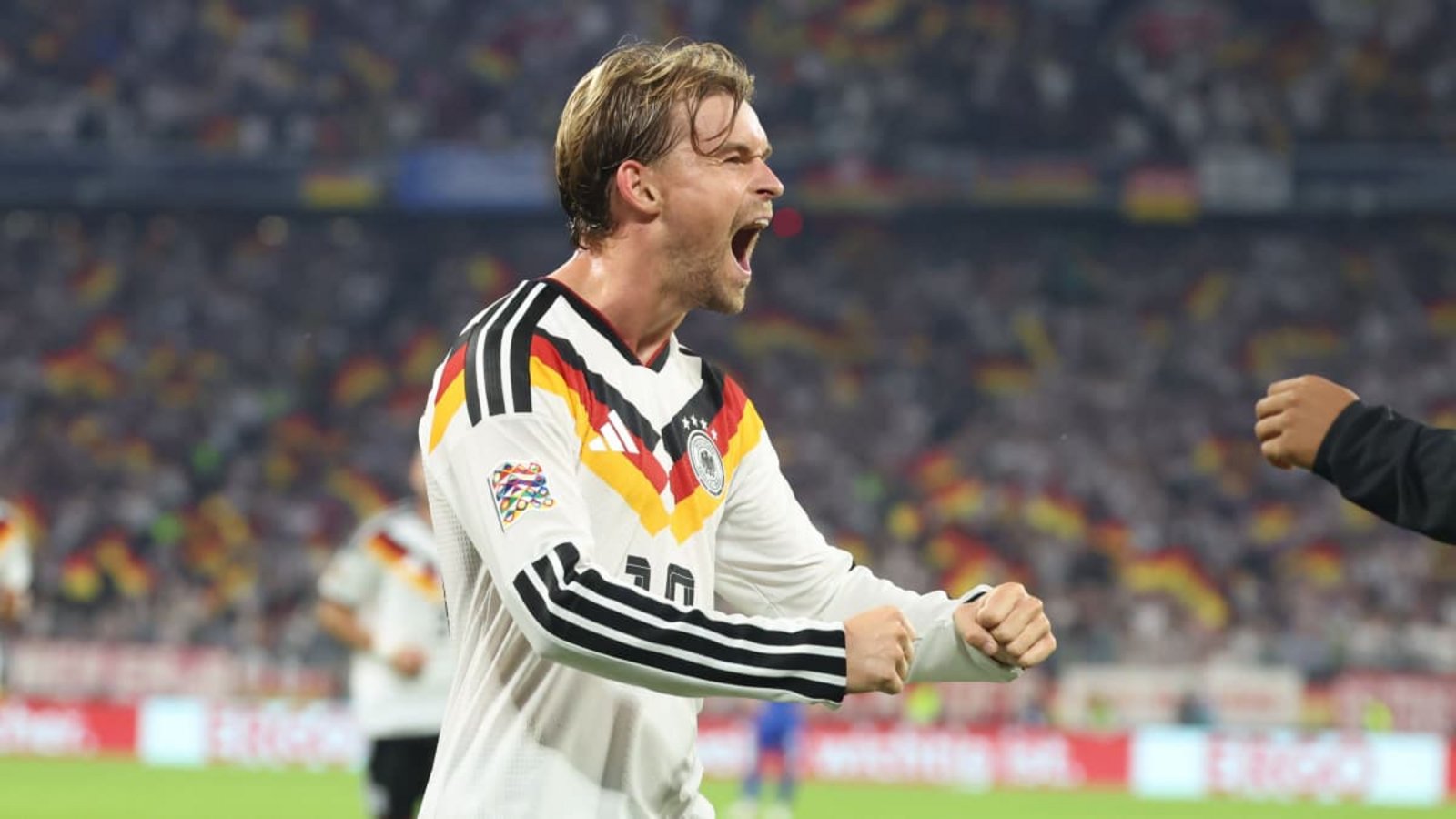 Das hat gepasst: Maximilian Mittelstädt jubelt nach seiner Vorarbeit 2:0 durch Florian Wirtz.Eibner-Pressefoto/Jenni Maul