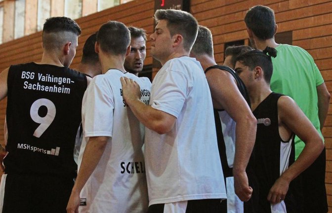 Zusammenstehen müssen die Basketballer der BSG Vaihingen/Sachsenheim im Kellerduell bei der TG Nürtingen. Fotos: Nachreiner