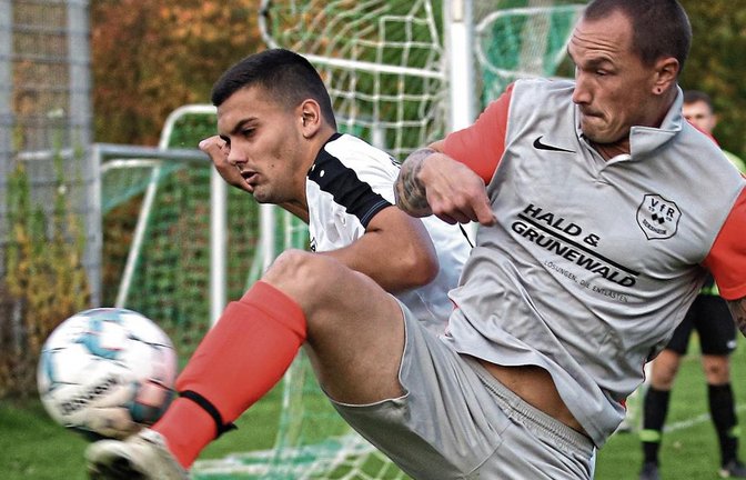 Der für die Schlussphase eingewechselte Johannes Quecke (vorne) behauptet gegen Dominik Bahmer den Ball, Sersheim gewinnt mit 5:2. Foto: Küppers