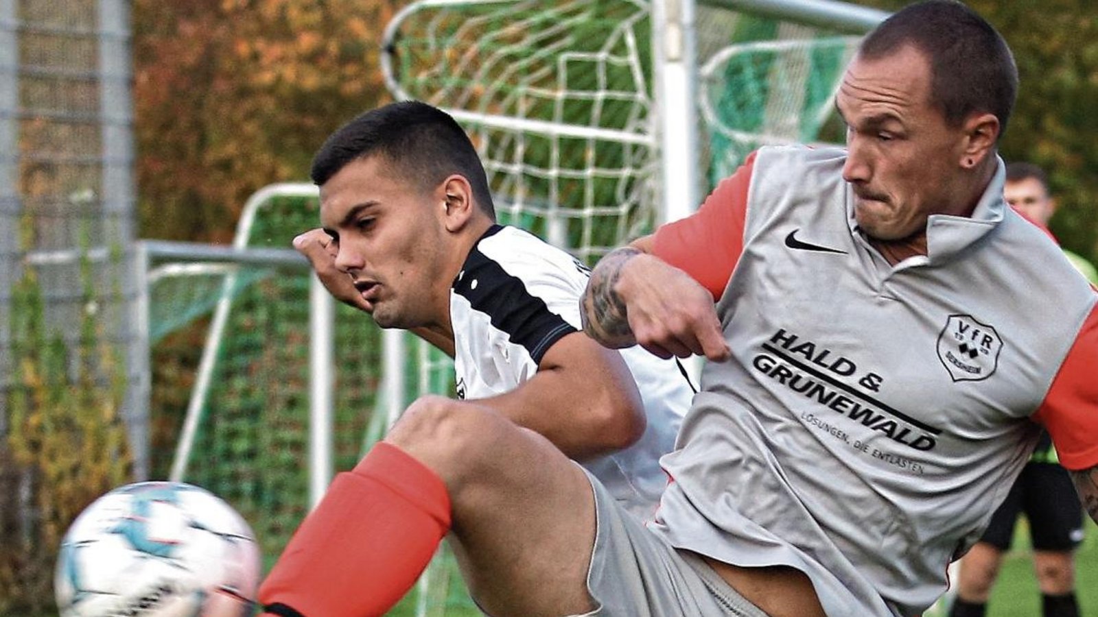 Der für die Schlussphase eingewechselte Johannes Quecke (vorne) behauptet gegen Dominik Bahmer den Ball, Sersheim gewinnt mit 5:2. Foto: Küppers Der für die Schlussphase eingewechselte Johannes Quecke (vorne) behauptet gegen Dominik Bahmer den Ball, Sersheim gewinnt mit 5:2. Foto: Küppers