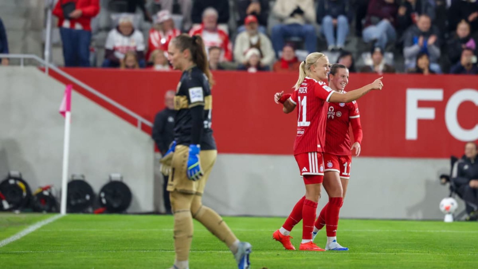 VfB-Torhüterin Laura Giuliani (li.) musste viermal den Ball aus dem Netz holen.Eibner-Pressefoto/Jenni Maul VfB-Torhüterin Laura Giuliani (li.) musste viermal den Ball aus dem Netz holen.Eibner-Pressefoto/Jenni Maul