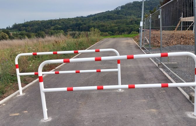 An einer Sackgasse soll die Abschrankung Radfahrer zum Absteigen bewegen.  <span class='image-autor'>Foto: Glemser</span>
