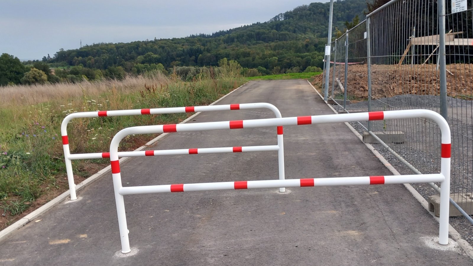 An einer Sackgasse soll die Abschrankung Radfahrer zum Absteigen bewegen.  Foto: Glemser