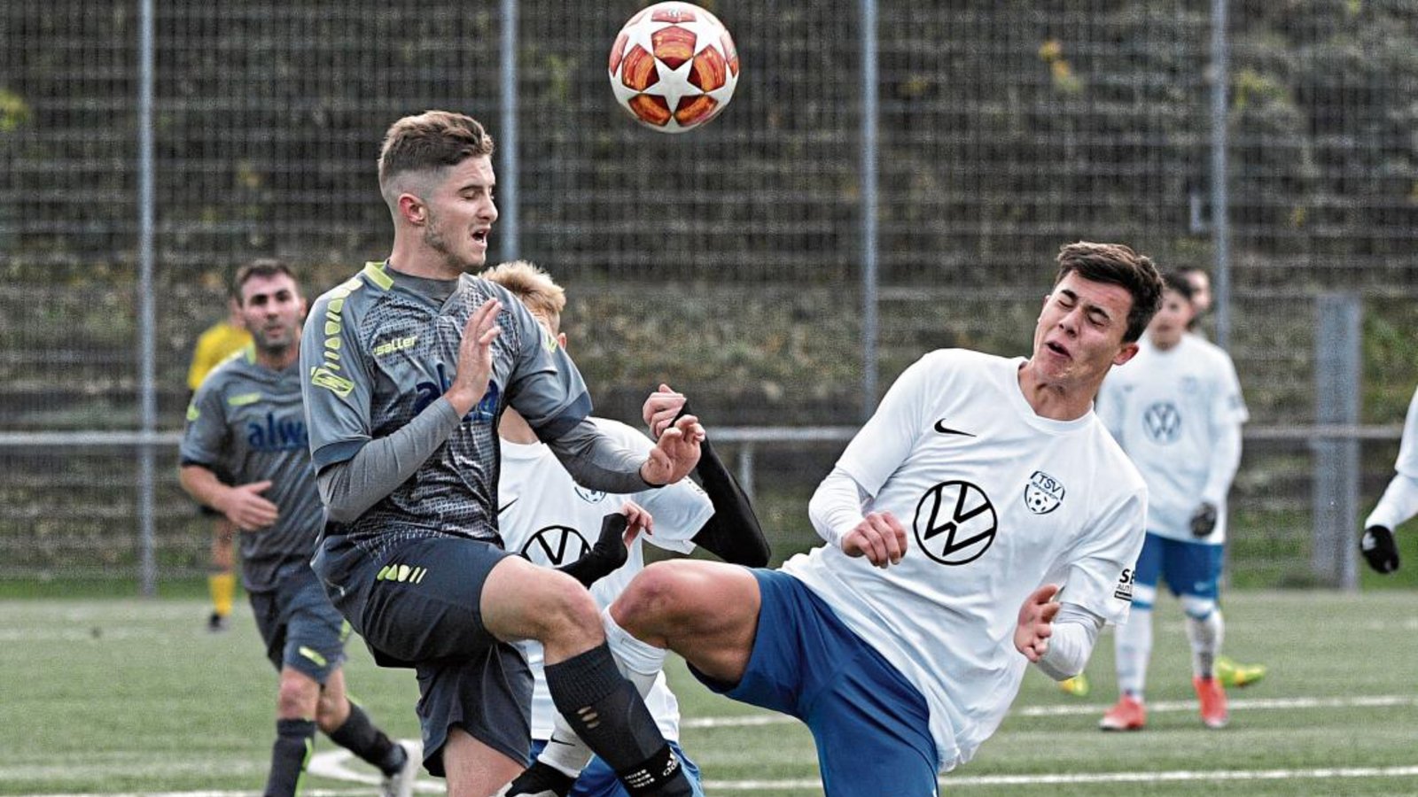 Julius Knöpke von der SGM Hohenhaslach/Freudental (links) und Yannick Gross vom TSV Bönnigheim schenken sich nichts. Foto: Leitner