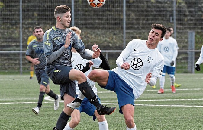 Julius Knöpke von der SGM Hohenhaslach/Freudental (links) und Yannick Gross vom TSV Bönnigheim schenken sich nichts. Foto: Leitner