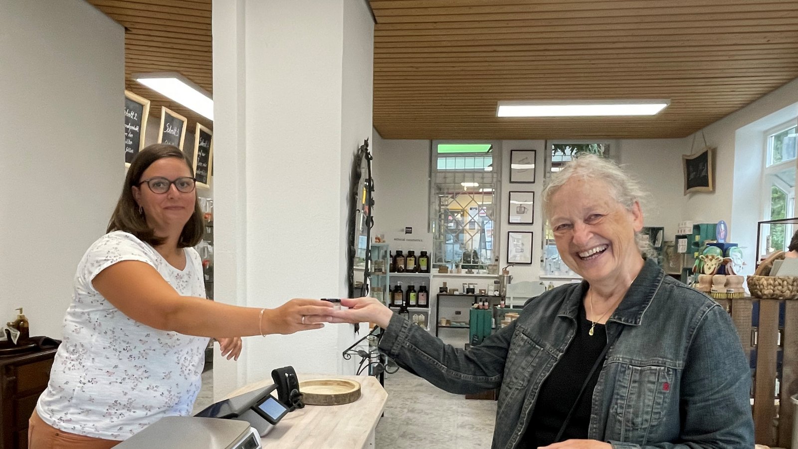 Renate Quiring (rechts) kauft ihre Shea-Butter in der Unverpacktdrogerie von Yvette Stamboulidis in Vaihingen ein.  Foto: Stogios