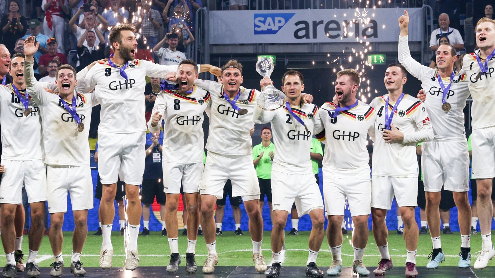 Kein Halten mehr gibt es beim Team der deutschen Faustball-Nationalmannschaft bei der Siegerehrung und der Übergabe des WM-Pokals. Foto: Spille/Faustball Deutschland