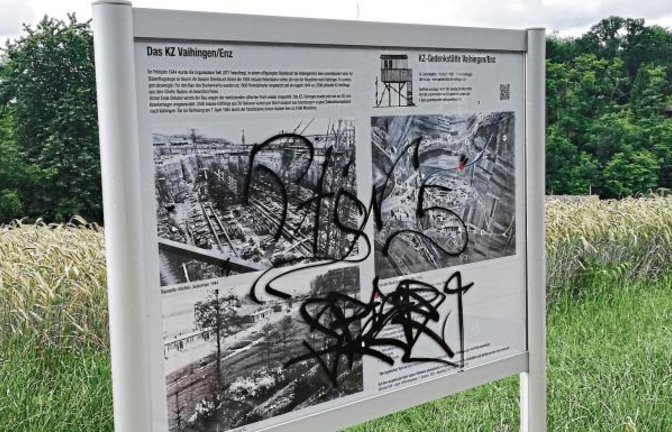 Die KZ-Infotafel am Vaihinger Radweg ist wieder beschmiert worden. Vertreter der KZ-Gedenkstätte haben die Tafel – jetzt mit Plexiglas geschützt – am späten Donnerstagabend wieder vollständig gesäubert. Bei der Polizei wurde Anzeige erstattet. Foto: Arning