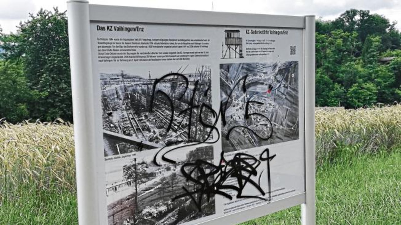 Die KZ-Infotafel am Vaihinger Radweg ist wieder beschmiert worden. Vertreter der KZ-Gedenkstätte haben die Tafel – jetzt mit Plexiglas geschützt – am späten Donnerstagabend wieder vollständig gesäubert. Bei der Polizei wurde Anzeige erstattet. Foto: Arning Die KZ-Infotafel am Vaihinger Radweg ist wieder beschmiert worden. Vertreter der KZ-Gedenkstätte haben die Tafel – jetzt mit Plexiglas geschützt – am späten Donnerstagabend wieder vollständig gesäubert. Bei der Polizei wurde Anzeige erstattet. Foto: Arning