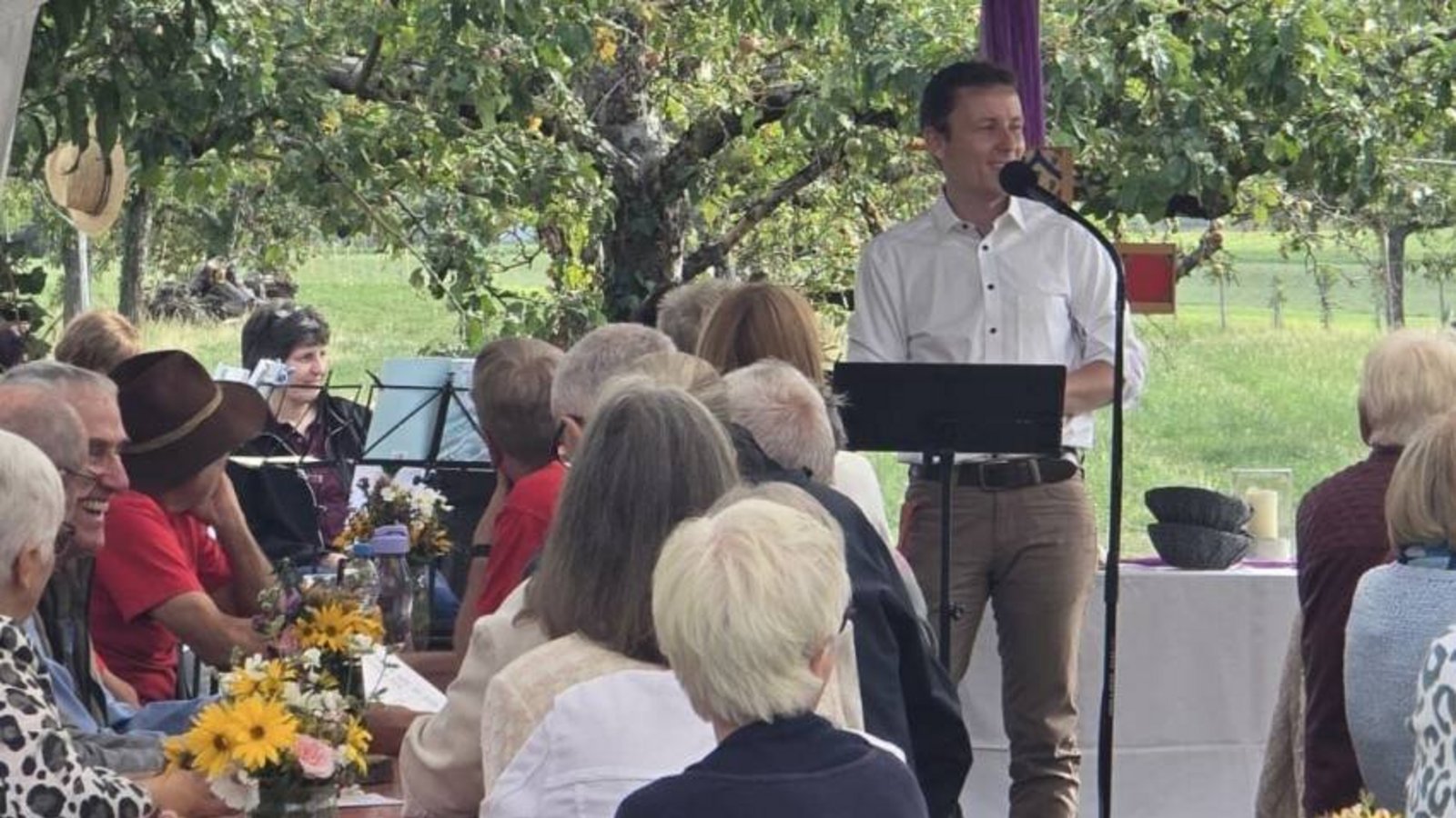 Bürgermeister Carsten Willing zeigt sich beeindruckt vom neuen OGV-Gelände. Foto: p Bürgermeister Carsten Willing zeigt sich beeindruckt vom neuen OGV-Gelände. Foto: p