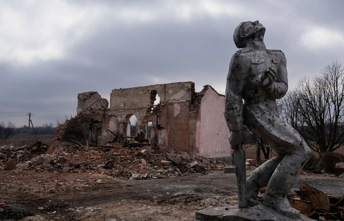 Ein zerstörtes Kulturhaus in der Nähe von Awdijiwka: Seit zwei Jahren führt Russland seinen Angriffskrieg gegen die Ukraine.<span class='image-autor'>Foto: Alex Babenko/AP/dpa</span>