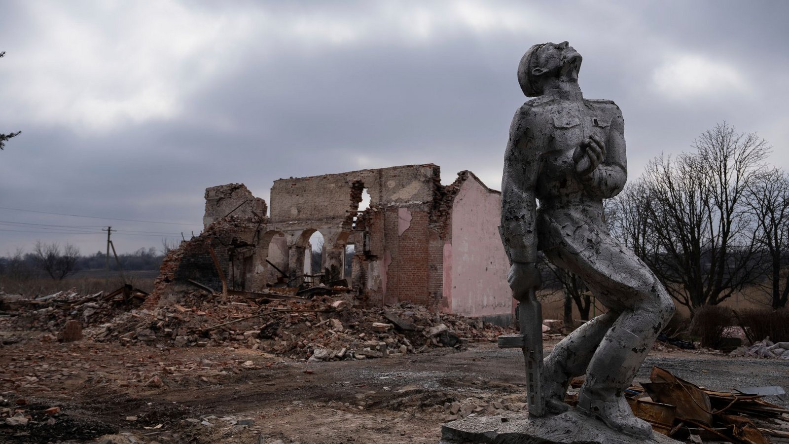 Ein zerstörtes Kulturhaus in der Nähe von Awdijiwka: Seit zwei Jahren führt Russland seinen Angriffskrieg gegen die Ukraine.Foto: Alex Babenko/AP/dpa