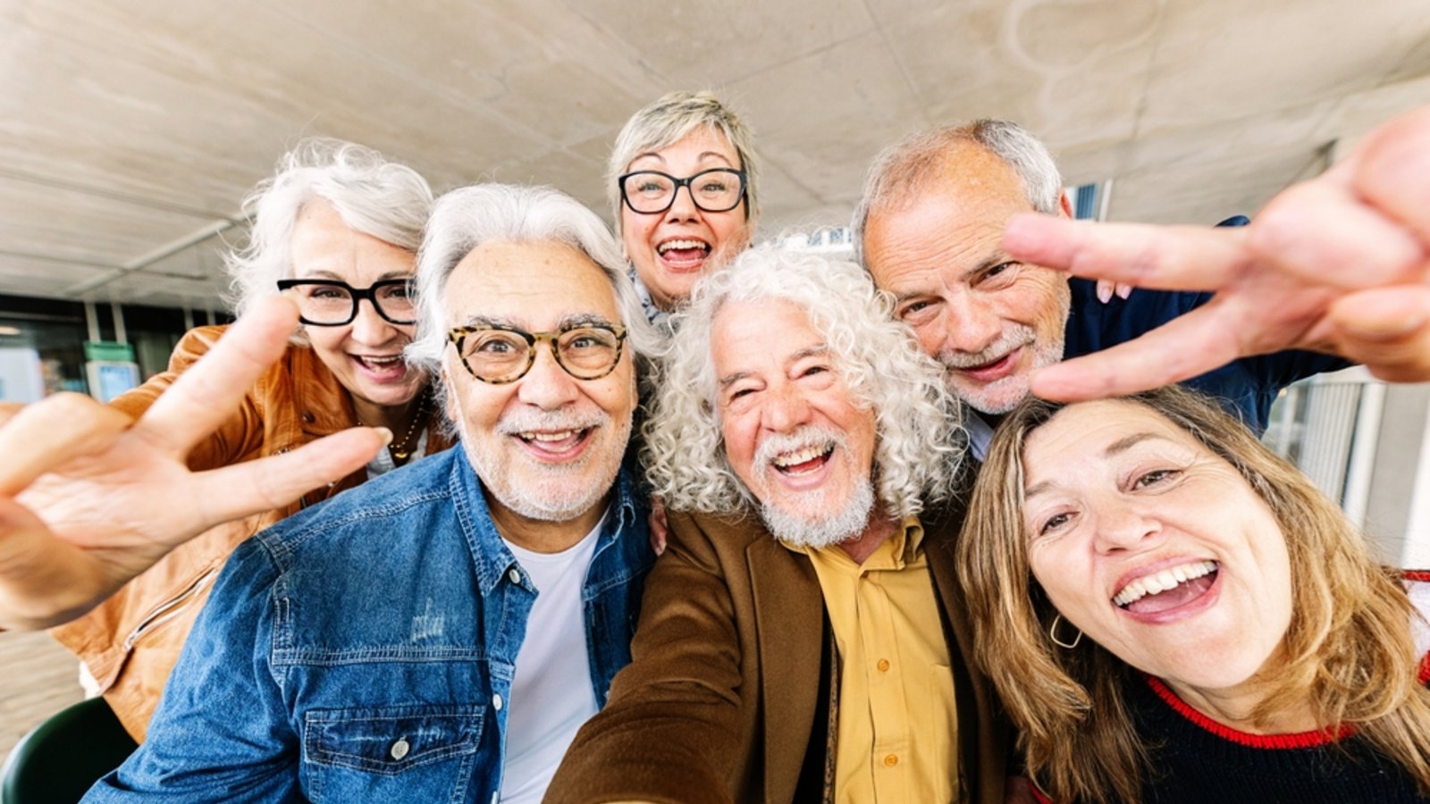 „Boomer“ bezeichnet ursprünglich die Nachkriegsgeneration, steht heute aber oft scherzhaft für Menschen mit altmodischem Sprachstil oder Weltbild.Foto: Xavier Lorenzo/ Shutterstock