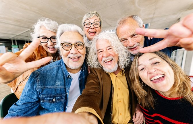 „Boomer“ bezeichnet ursprünglich die Nachkriegsgeneration, steht heute aber oft scherzhaft für Menschen mit altmodischem Sprachstil oder Weltbild.<span class='image-autor'>Foto: Xavier Lorenzo/ Shutterstock</span>