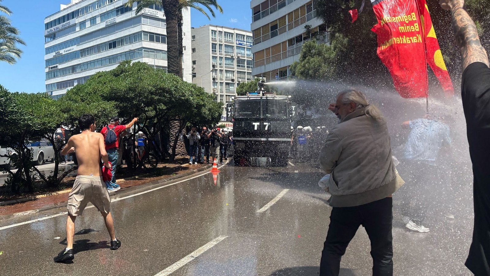 Die Polizei setzt Wasserwerfer gegen Demonstranten ein.Foto: Mirjam Schmitt/dpa Die Polizei setzt Wasserwerfer gegen Demonstranten ein.Foto: Mirjam Schmitt/dpa