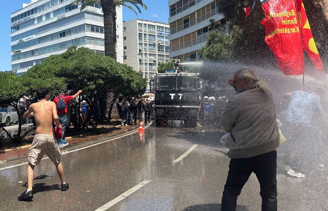 Die Polizei setzt Wasserwerfer gegen Demonstranten ein.<span class='image-autor'>Foto: Mirjam Schmitt/dpa</span>