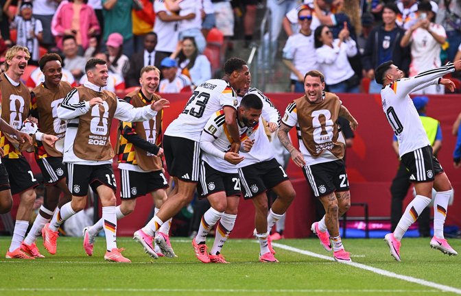 Kollektiver Jubelrausch: Mitspieler und auch die Reservisten stürmen zu Deniz Undav nach dem Siegtor in der Nachspielzeit.<span class='image-autor'>Foto: Tom Weller/dpa</span>
