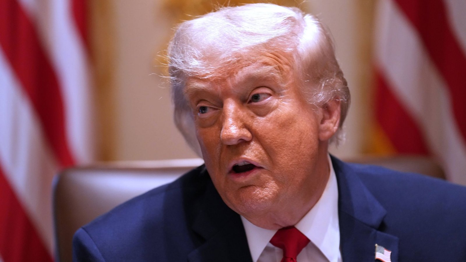 Donald Trump lockerte zunächst die Regeln für die KI-Industrie. (Archivbild)Foto: Jacquelyn Martin/AP/dpa