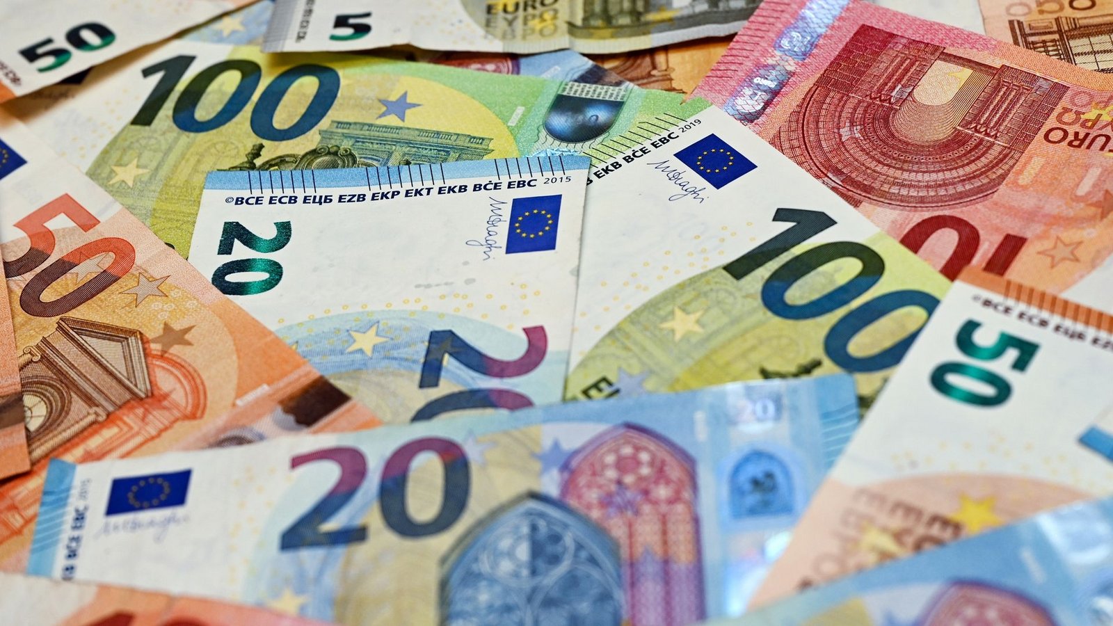 Der Euro ist immer weniger wert, die Teuerungsrate stagniert auf hohem Niveau.Foto: Patrick Pleul/dpa-Zentralbild/dpa