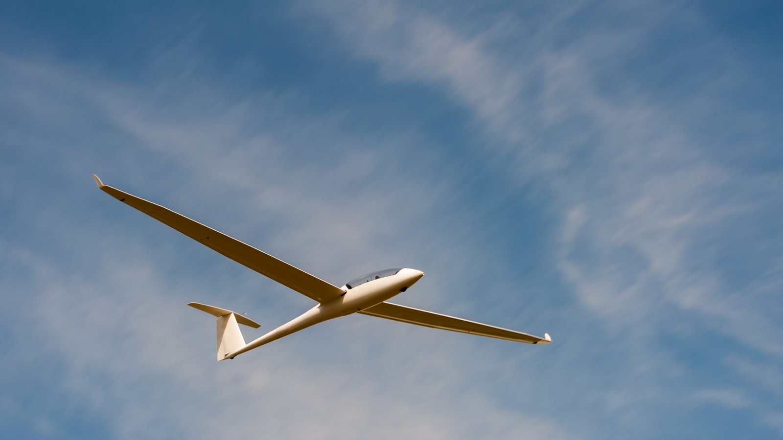Der Segelflieger war bei Schaffhausen gestartet und musste bei VS-Weigheim notlanden. (Symbolfoto)Foto: Makushin Aleksei/ Shutterstock Der Segelflieger war bei Schaffhausen gestartet und musste bei VS-Weigheim notlanden. (Symbolfoto)Foto: Makushin Aleksei/ Shutterstock