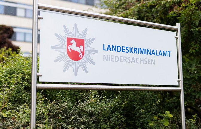 Das Landeskriminalamt Niedersachsen fahndet weiter nach einem verurteilten Mörder. (Archivbild)<span class='image-autor'>Foto: Michael Matthey/dpa</span>