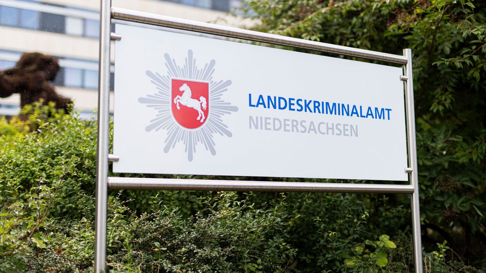 Das Landeskriminalamt Niedersachsen fahndet weiter nach einem verurteilten Mörder. (Archivbild)Foto: Michael Matthey/dpa