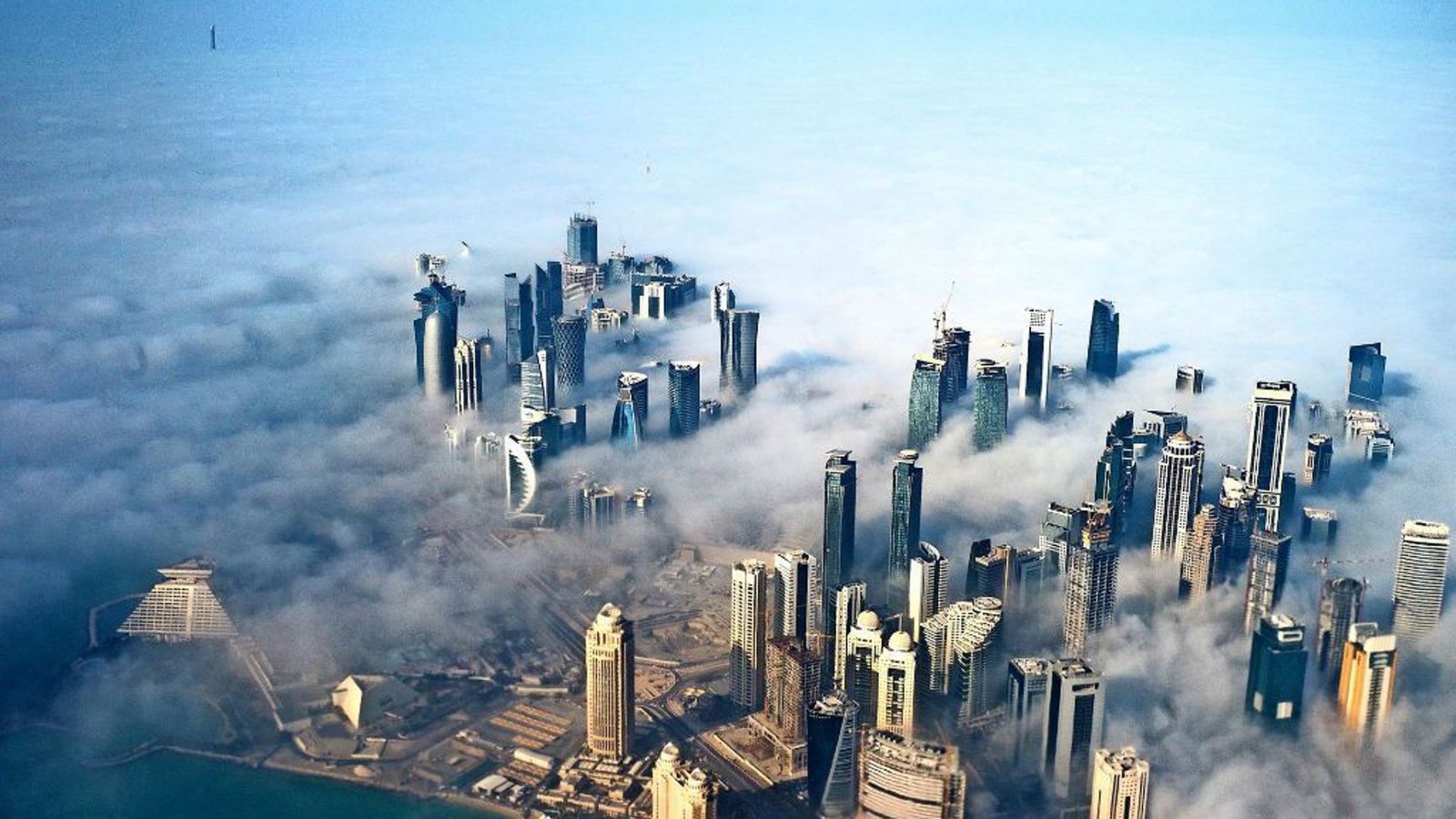 Die Skyline von Doha, der Hauptstadt des arabischen Emirats Katar, liegt in einem Nebelmeer.Foto: d/a Die Skyline von Doha, der Hauptstadt des arabischen Emirats Katar, liegt in einem Nebelmeer.Foto: d/a