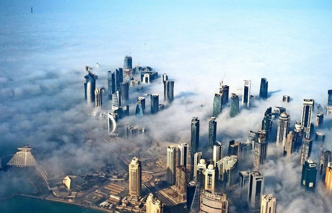 Die Skyline von Doha, der Hauptstadt des arabischen Emirats Katar, liegt in einem Nebelmeer.<span class='image-autor'>Foto: d/a</span>