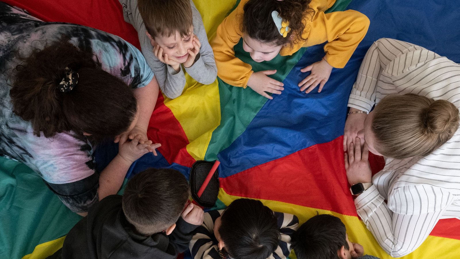 Eine Erzieherin samt Schützlingen in einem Kindergarten.Foto: dpa/Marijan Murat Eine Erzieherin samt Schützlingen in einem Kindergarten.Foto: dpa/Marijan Murat