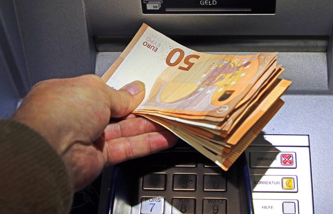 Mit der erbeuteten EC-Karte holen sich die Anrufbetrüger am Ende noch weiteres Bargeld.<span class='image-autor'>Foto: imago/Gottfried Czepluch</span>