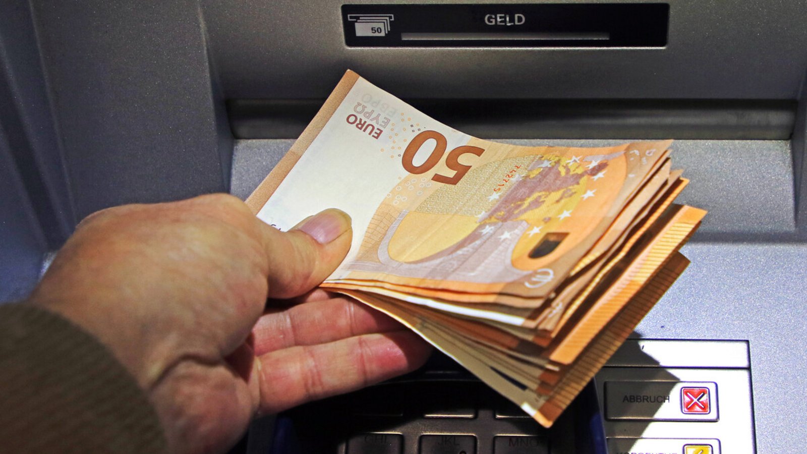 Mit der erbeuteten EC-Karte holen sich die Anrufbetrüger am Ende noch weiteres Bargeld.Foto: imago/Gottfried Czepluch Mit der erbeuteten EC-Karte holen sich die Anrufbetrüger am Ende noch weiteres Bargeld.Foto: imago/Gottfried Czepluch