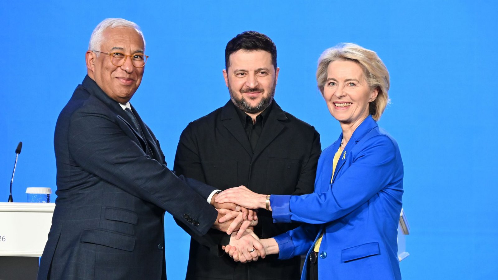 Der ukrainische Präsident Wolodymyr Selenskyj (mitte), EU-Kommissionspräsidentin Ursula von der Leyen und EU-Ratspräsident António Costa sehen die Ukraine auf dem Weg in die EU – doch die Hürden sind noch hoch..Foto: Ansgar Haase/dpa