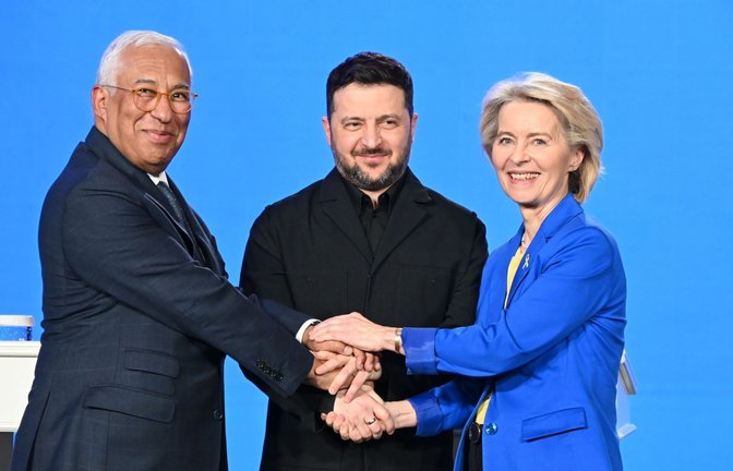 Der ukrainische Präsident Wolodymyr Selenskyj (mitte), EU-Kommissionspräsidentin Ursula von der Leyen und EU-Ratspräsident António Costa sehen die Ukraine auf dem Weg in die EU – doch die Hürden sind noch hoch..<span class='image-autor'>Foto: Ansgar Haase/dpa</span>