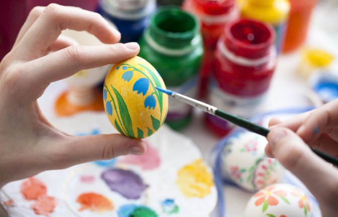 Vor dem Ausblasen sollten die Eier gereinigt werden.<span class='image-autor'>Foto: Liliya Kulianionak / shutterstock.com</span>
