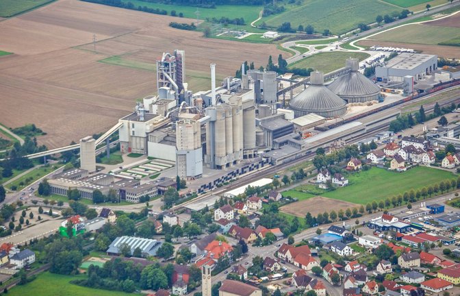 Im Zementwerk der Firma Schwenk in Mergelstetten soll künftig CO2 eingefangen werden – der Plan, damit Kerosin zu produzieren, ist aber vom Tisch.<span class='image-autor'>Foto: imago images/onw-images</span>