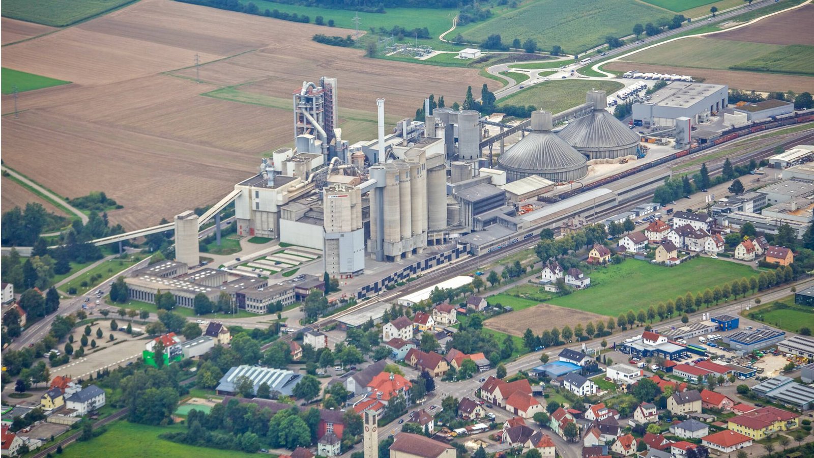 Im Zementwerk der Firma Schwenk in Mergelstetten soll künftig CO2 eingefangen werden – der Plan, damit Kerosin zu produzieren, ist aber vom Tisch.Foto: imago images/onw-images Im Zementwerk der Firma Schwenk in Mergelstetten soll künftig CO2 eingefangen werden – der Plan, damit Kerosin zu produzieren, ist aber vom Tisch.Foto: imago images/onw-images