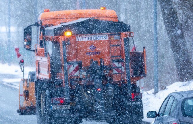 Streufahrzeug bei kräftigem Schneefall (Symbolbild).<span class='image-autor'>Foto: Jens Büttner/dpa</span>
