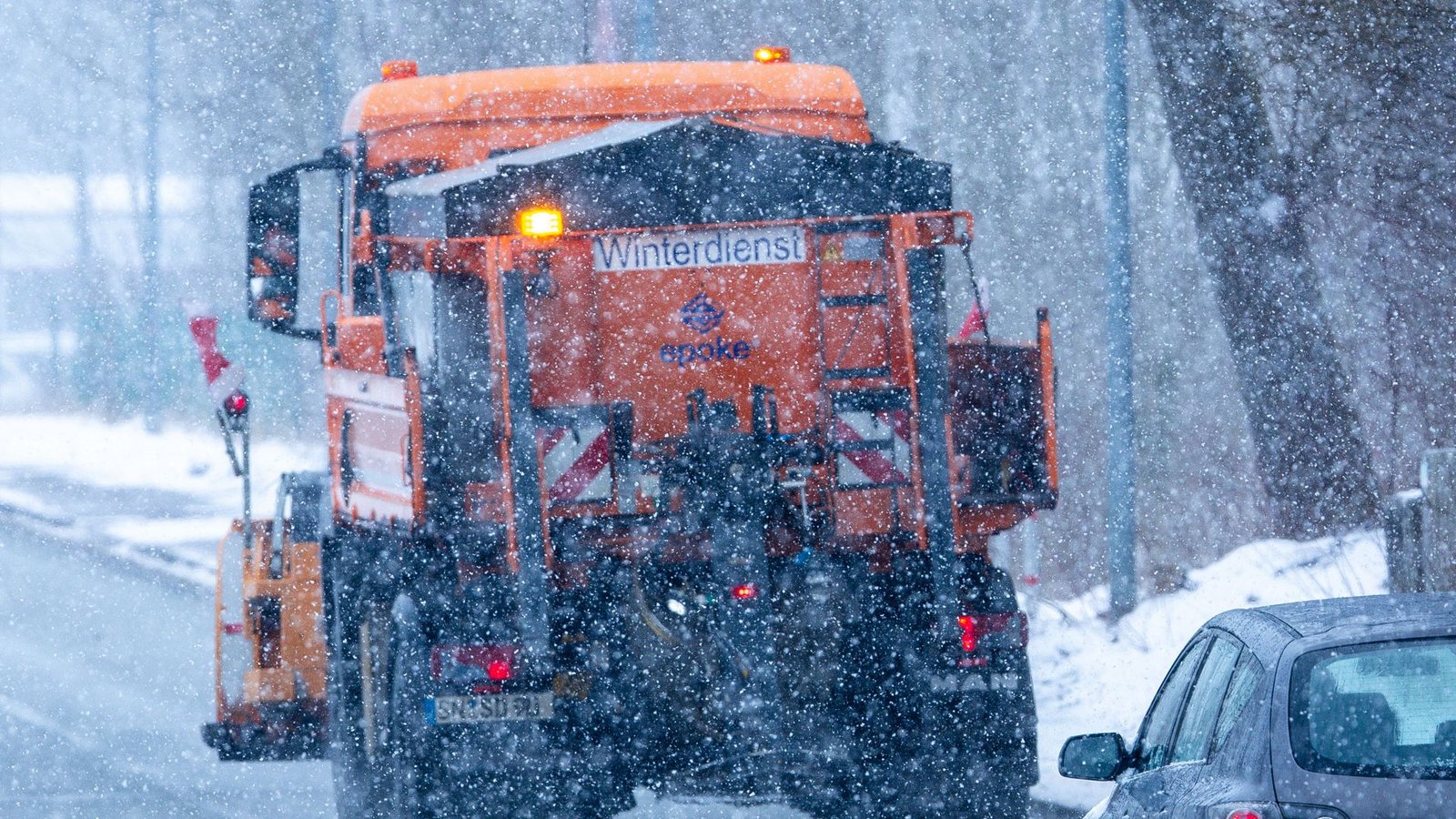 Streufahrzeug bei kräftigem Schneefall (Symbolbild).Foto: Jens Büttner/dpa Streufahrzeug bei kräftigem Schneefall (Symbolbild).Foto: Jens Büttner/dpa