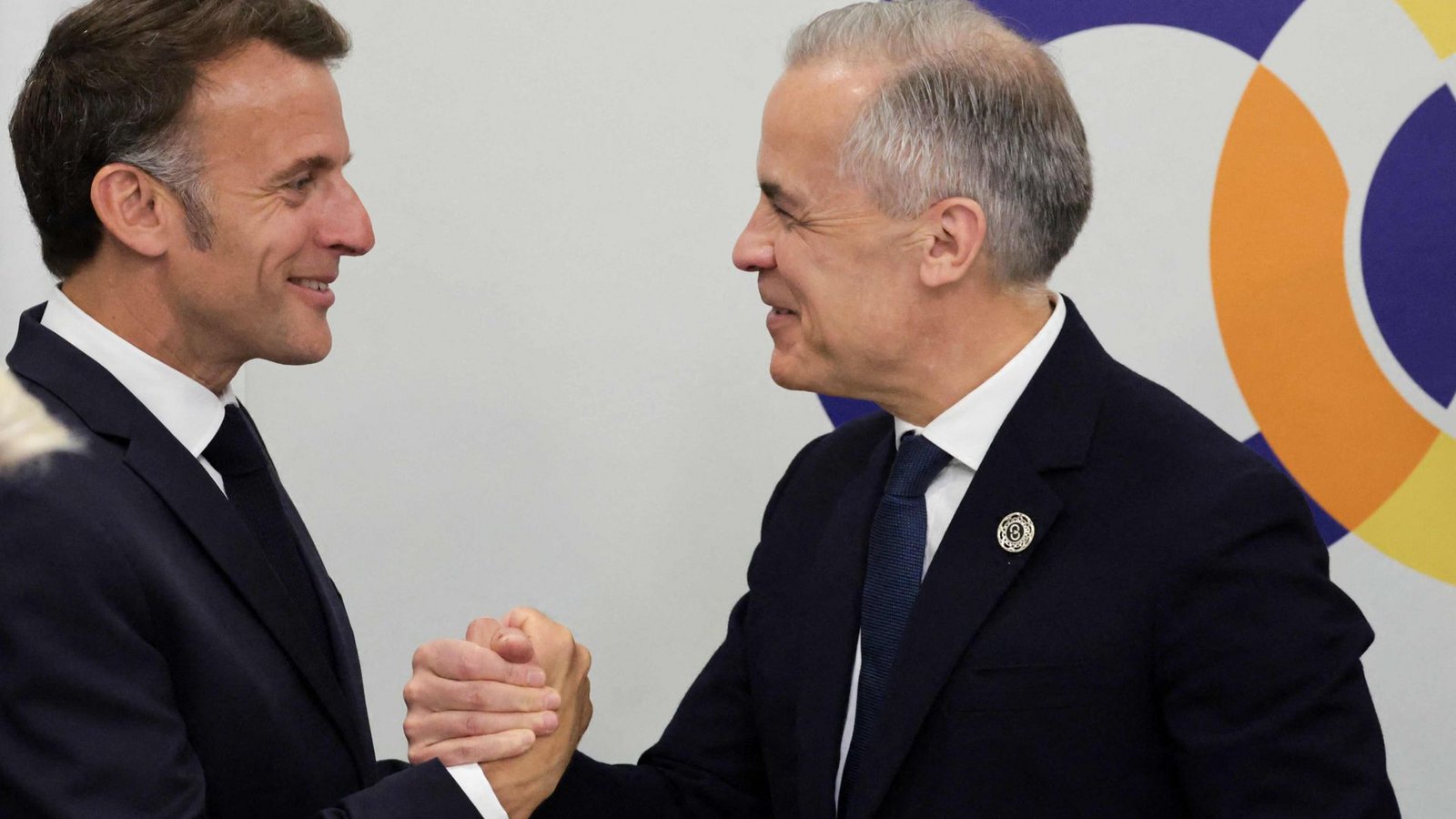 Zwei, die sich verstehen: Frankreichs Präsident Emmanuel Macron begrüßt Kanadas Premier Mark Carney beim Treffen der Europäischen Politischen Gemeinschaft in Armenien.Foto: AFP Zwei, die sich verstehen: Frankreichs Präsident Emmanuel Macron begrüßt Kanadas Premier Mark Carney beim Treffen der Europäischen Politischen Gemeinschaft in Armenien.Foto: AFP