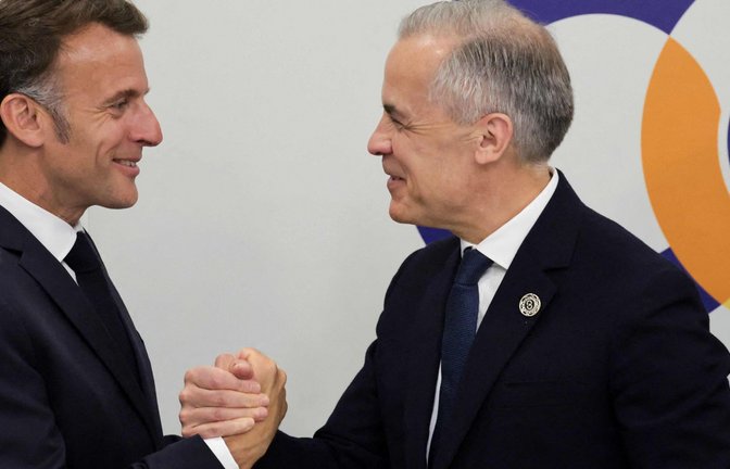 Zwei, die sich verstehen: Frankreichs Präsident Emmanuel Macron begrüßt Kanadas Premier Mark Carney beim Treffen der Europäischen Politischen Gemeinschaft in Armenien.<span class='image-autor'>Foto: AFP</span>