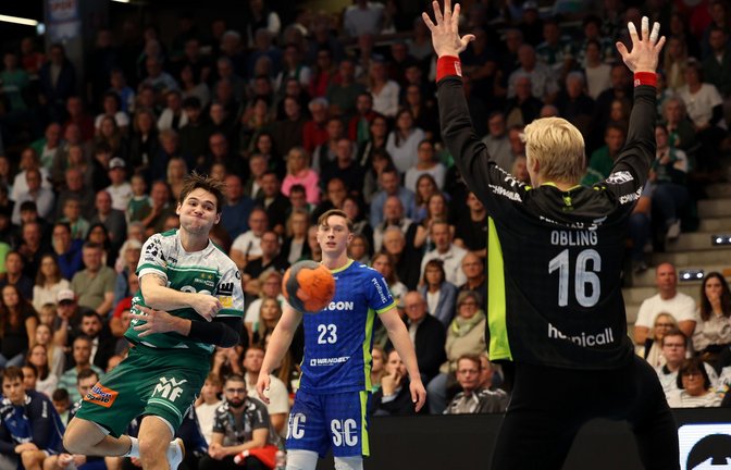 Ole Pregler (Mi.) spielte in der Hinrunde noch mit dem VfL Gummersbach in Göppingen, jetzt kam es zum Tauschgeschäft mit Ludvig Hallbäck (li.).<span class='image-autor'>Foto: Pressefoto Baumann/Julia Rahn</span>