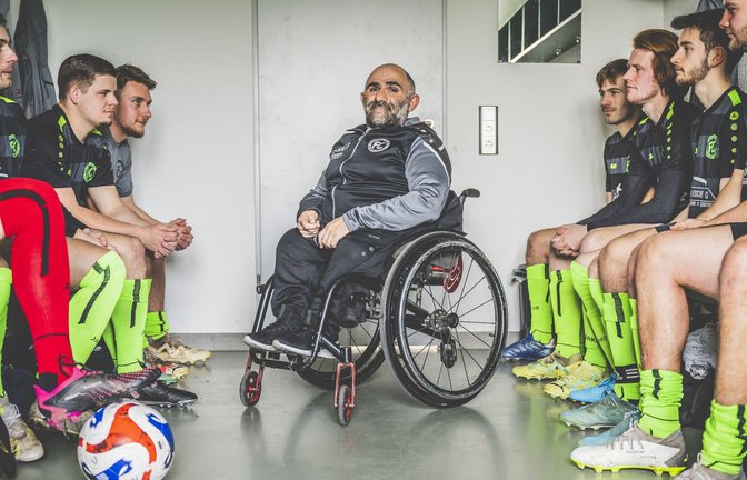 Trainer Sansone umringt von seinen Spielern des FC Steißlingen.<span class='image-autor'>Foto: © sichtlichmensch/Andy Reiner</span>