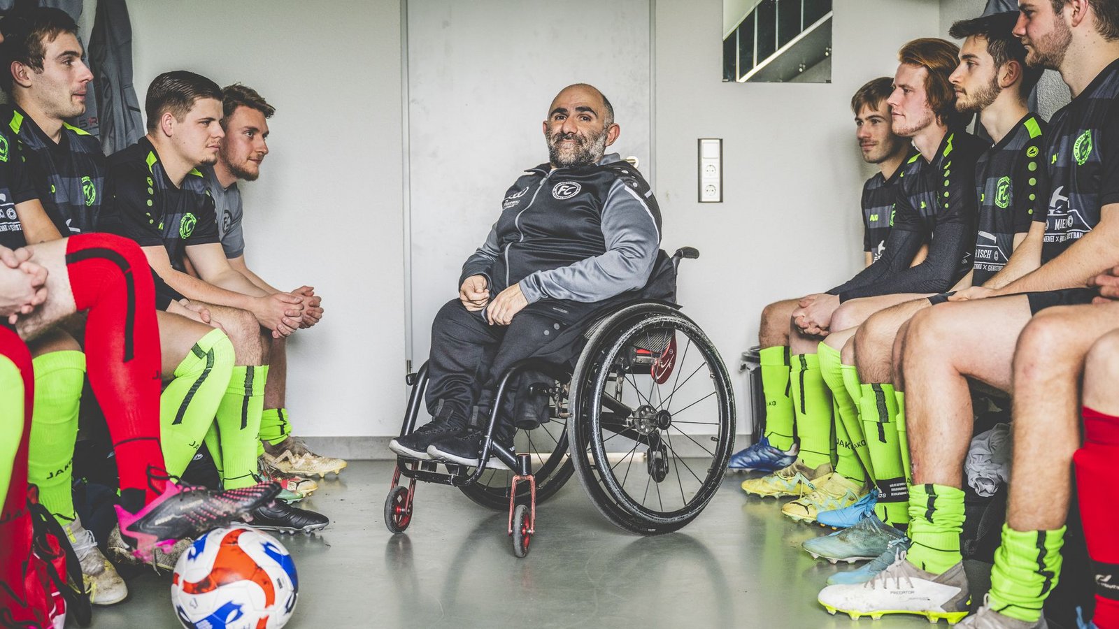 Trainer Sansone umringt von seinen Spielern des FC Steißlingen.Foto: © sichtlichmensch/Andy Reiner