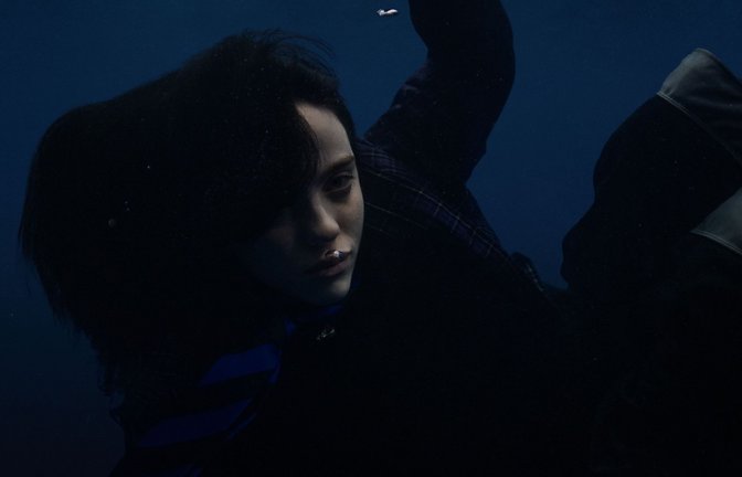 Billie Eilish allein unter Wasser.<span class='image-autor'>Foto: Universal Music/dpa</span>