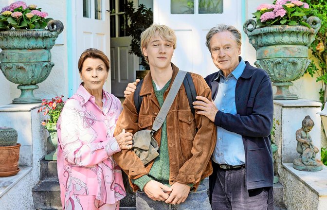 Senta Berger brilliert als Oma von Joachim (Bruno Alexander), der nun mit ihr und Opa und Ex-Philosophieprofessor, Hermann (Michael Wittenborn) zusammenwohnt. 

Foto: Komplizen Film / Doll Filmproduktion<span class='image-autor'>Foto: &nbsp;</span>