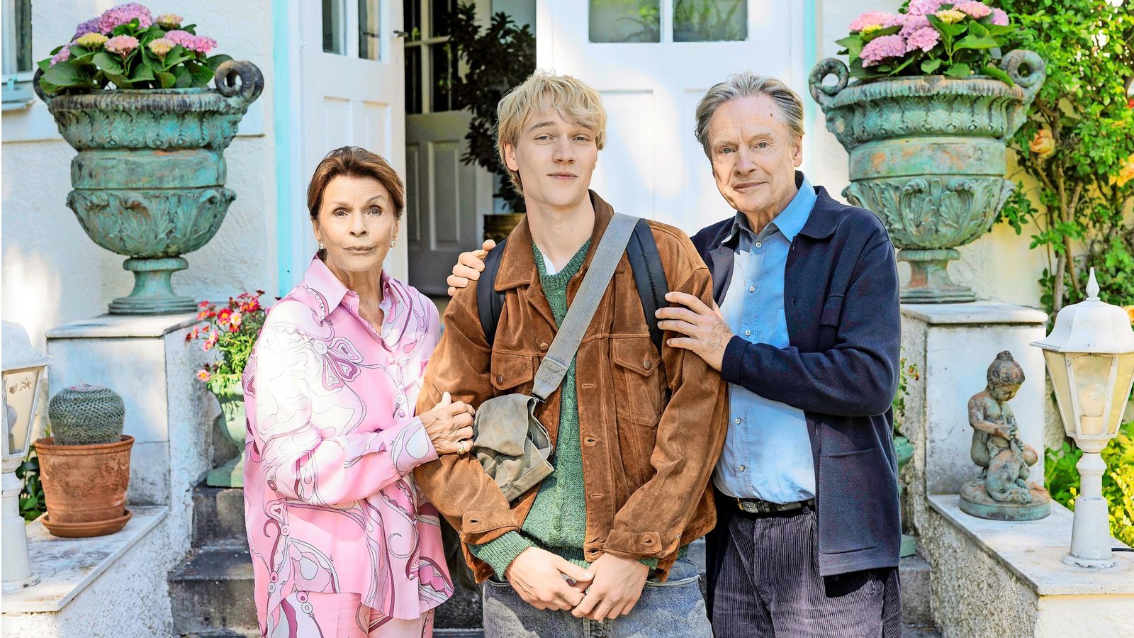 Senta Berger brilliert als Oma von Joachim (Bruno Alexander), der nun mit ihr und Opa und Ex-Philosophieprofessor, Hermann (Michael Wittenborn) zusammenwohnt. 

Foto: Komplizen Film / Doll FilmproduktionFoto: &nbsp;