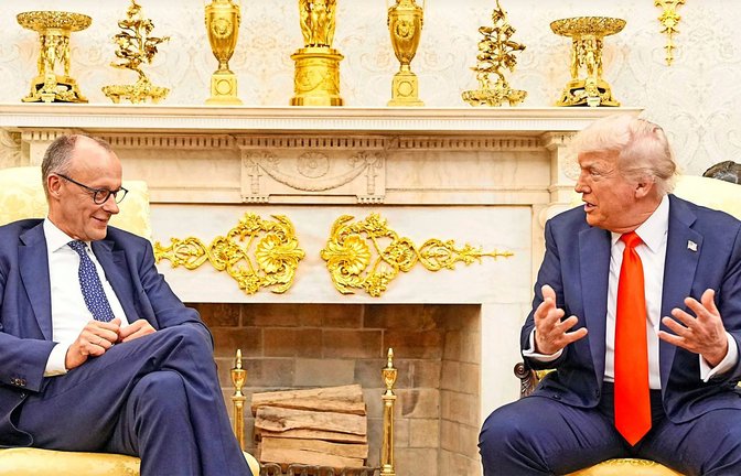 Ein Präsident, der das Gold liebt: Donald Trump (re.) mit Kanzler Friedrich Merz  im Oval Office<span class='image-autor'>Foto: AFP     /MICHAEL KAPPELER</span>