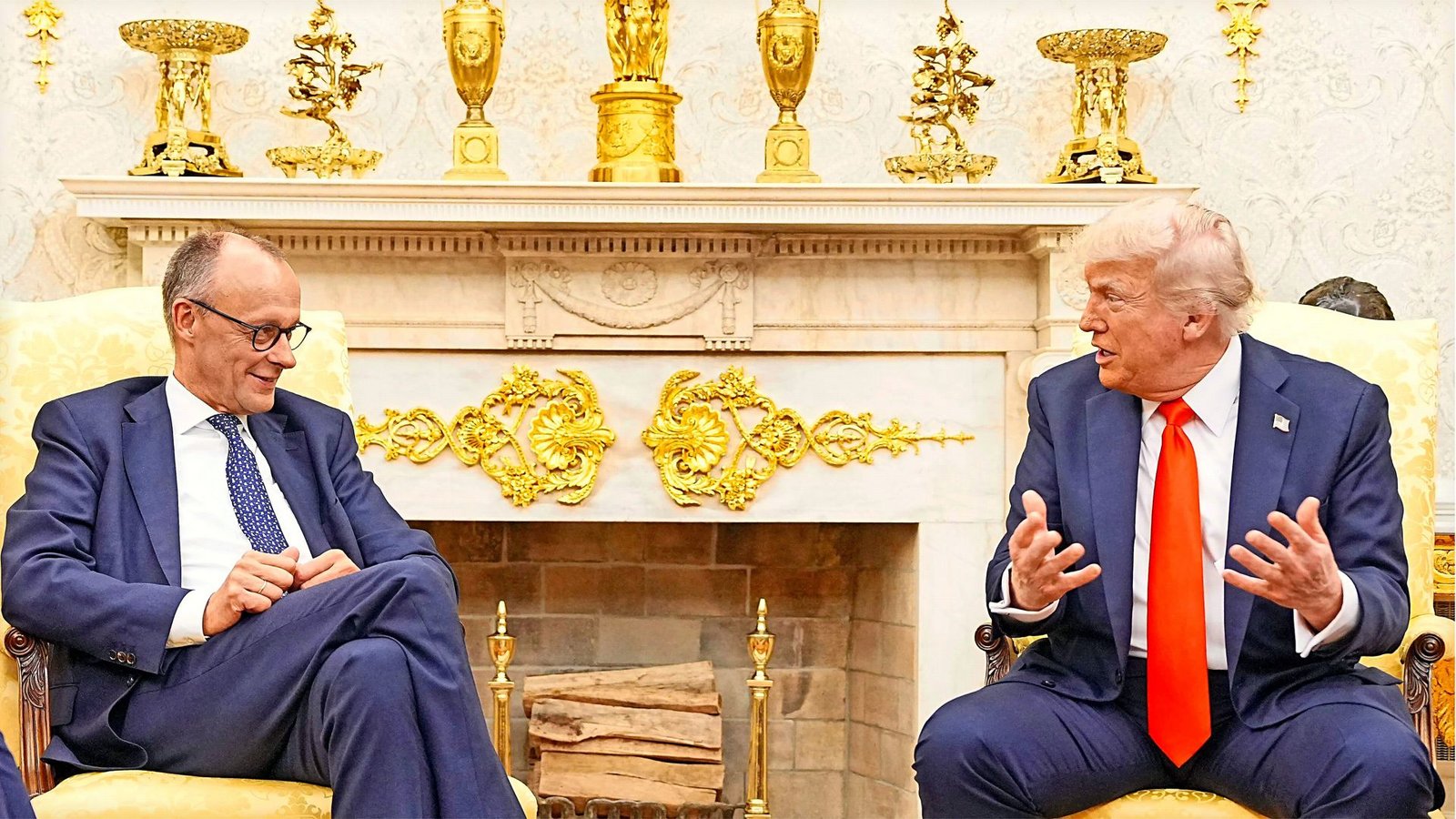 Ein Präsident, der das Gold liebt: Donald Trump (re.) mit Kanzler Friedrich Merz  im Oval OfficeFoto: AFP     /MICHAEL KAPPELER
