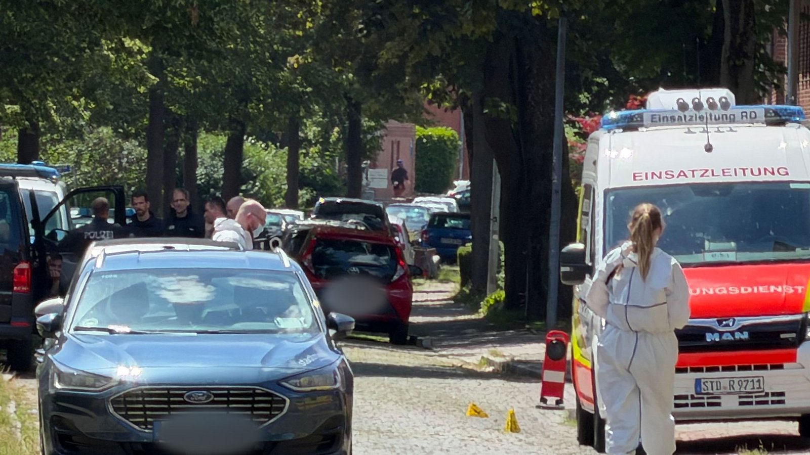 Einsatzkräfte riegelten den Tatort ab.Foto: Fabian Höfig/NEWS5/dpa