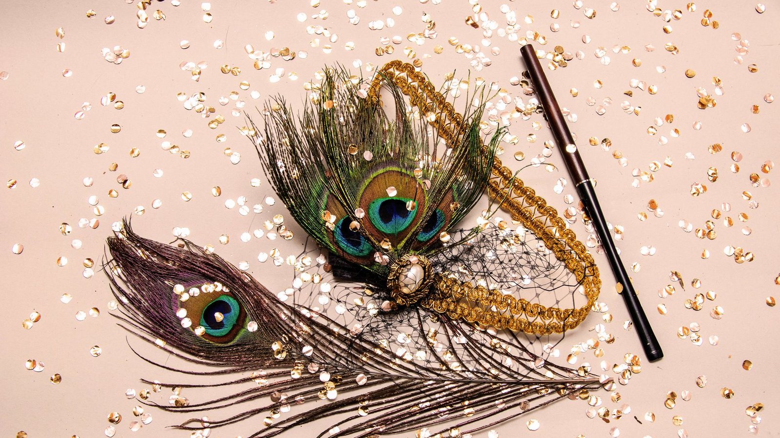Federn, Stirnband und der Zigarettenhalter – die perfekten Accessoires für das 20er Jahre Outfit.Foto: IMAGO/YAY Images/IMAGO/ozornina Federn, Stirnband und der Zigarettenhalter – die perfekten Accessoires für das 20er Jahre Outfit.Foto: IMAGO/YAY Images/IMAGO/ozornina